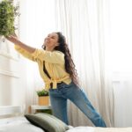 Above-the-Bed Wall Decor for Your First College Apartment (No Nails, No Drama)